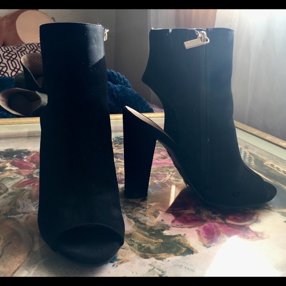 Booties with heel cutout - Picture 2 of 3